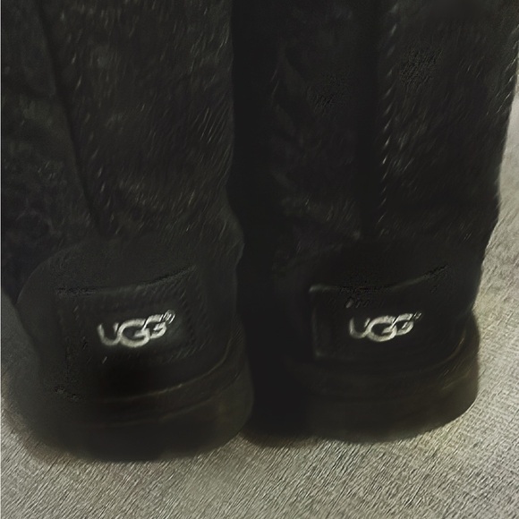 UGG CLASSIC SHORT ANTOINETTE BLACK
BOOTS Size 8 - Picture 3 of 7